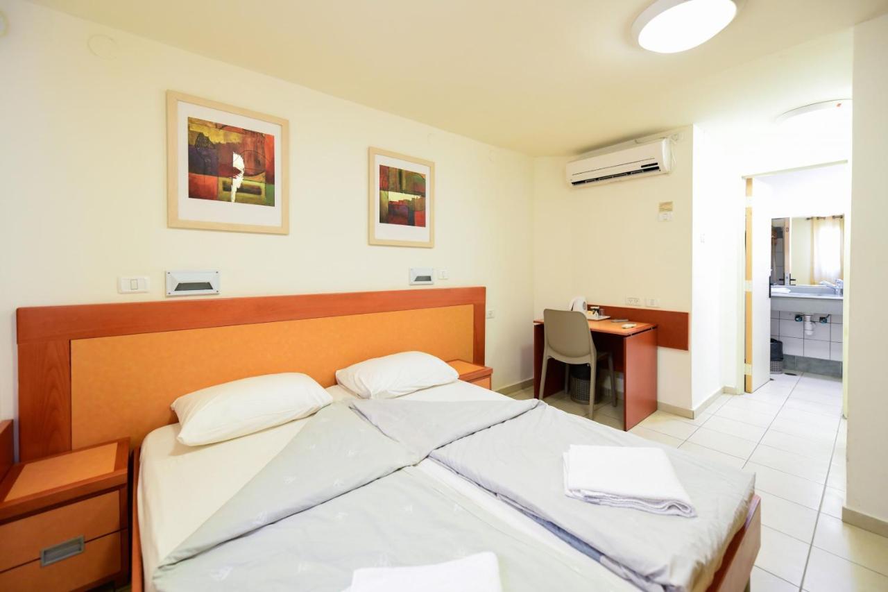 Hi - Arad Hostel Esterno foto