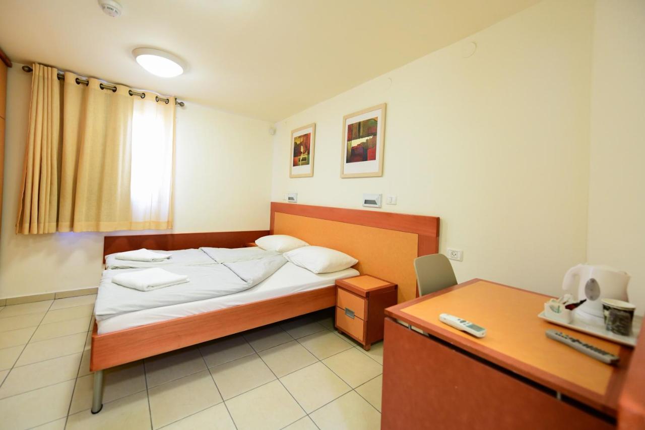 Hi - Arad Hostel Esterno foto