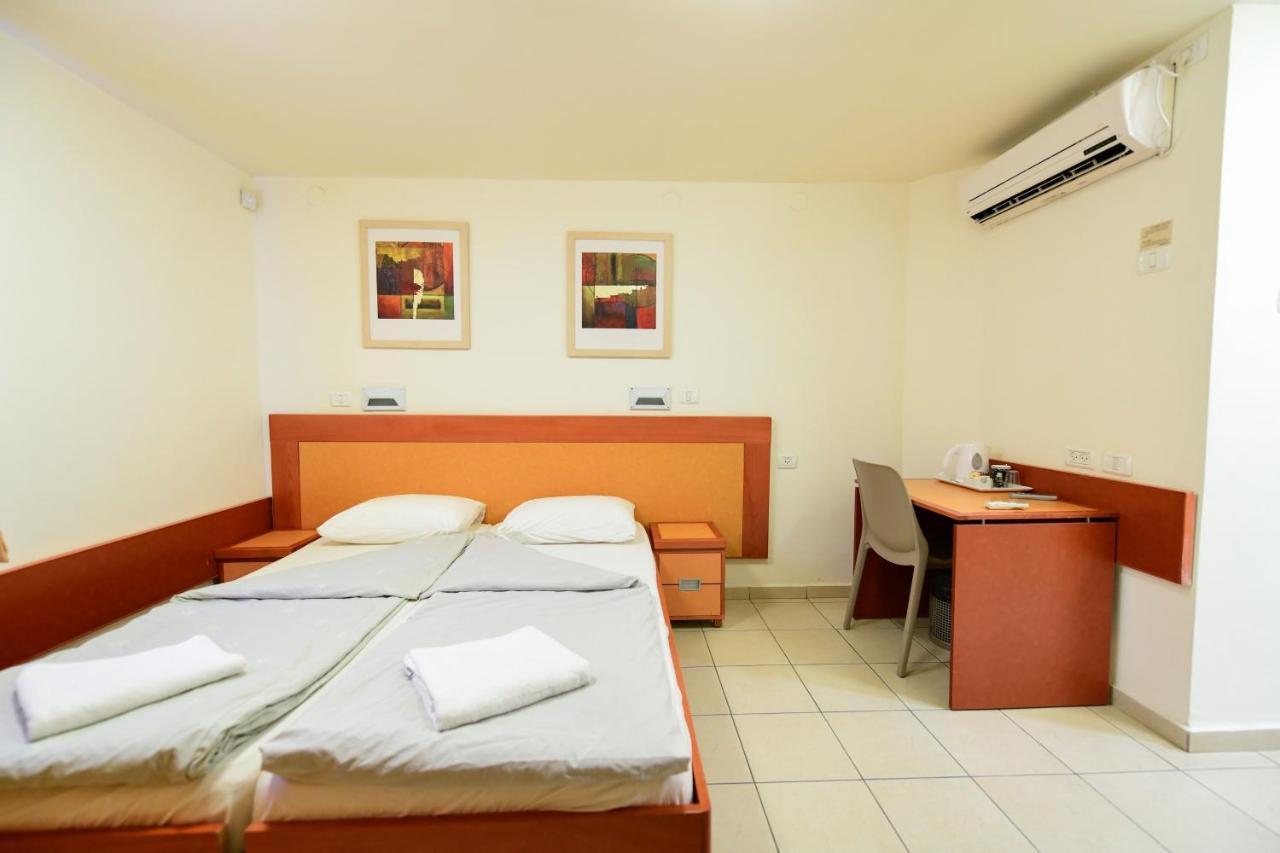 Hi - Arad Hostel Esterno foto