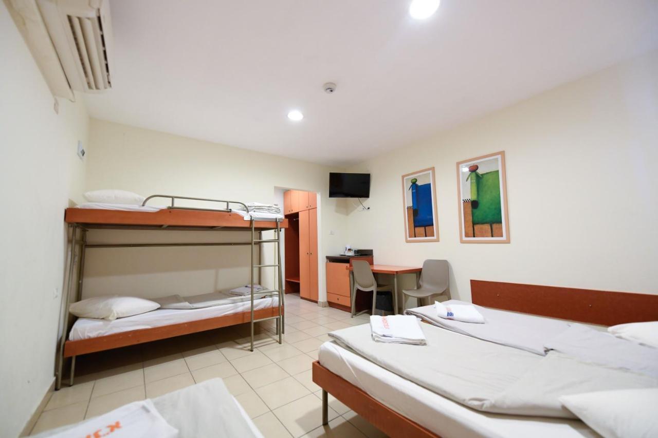 Hi - Arad Hostel Esterno foto