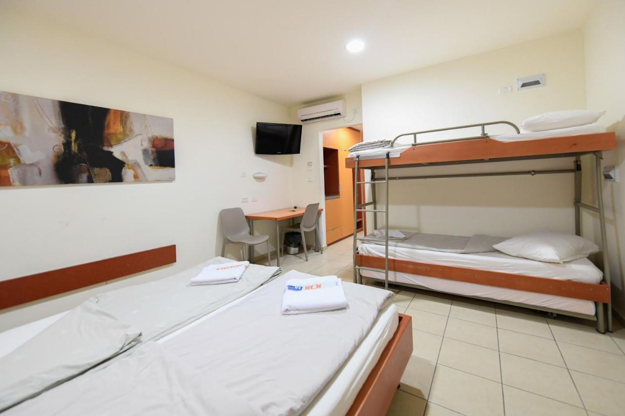 Hi - Arad Hostel Esterno foto